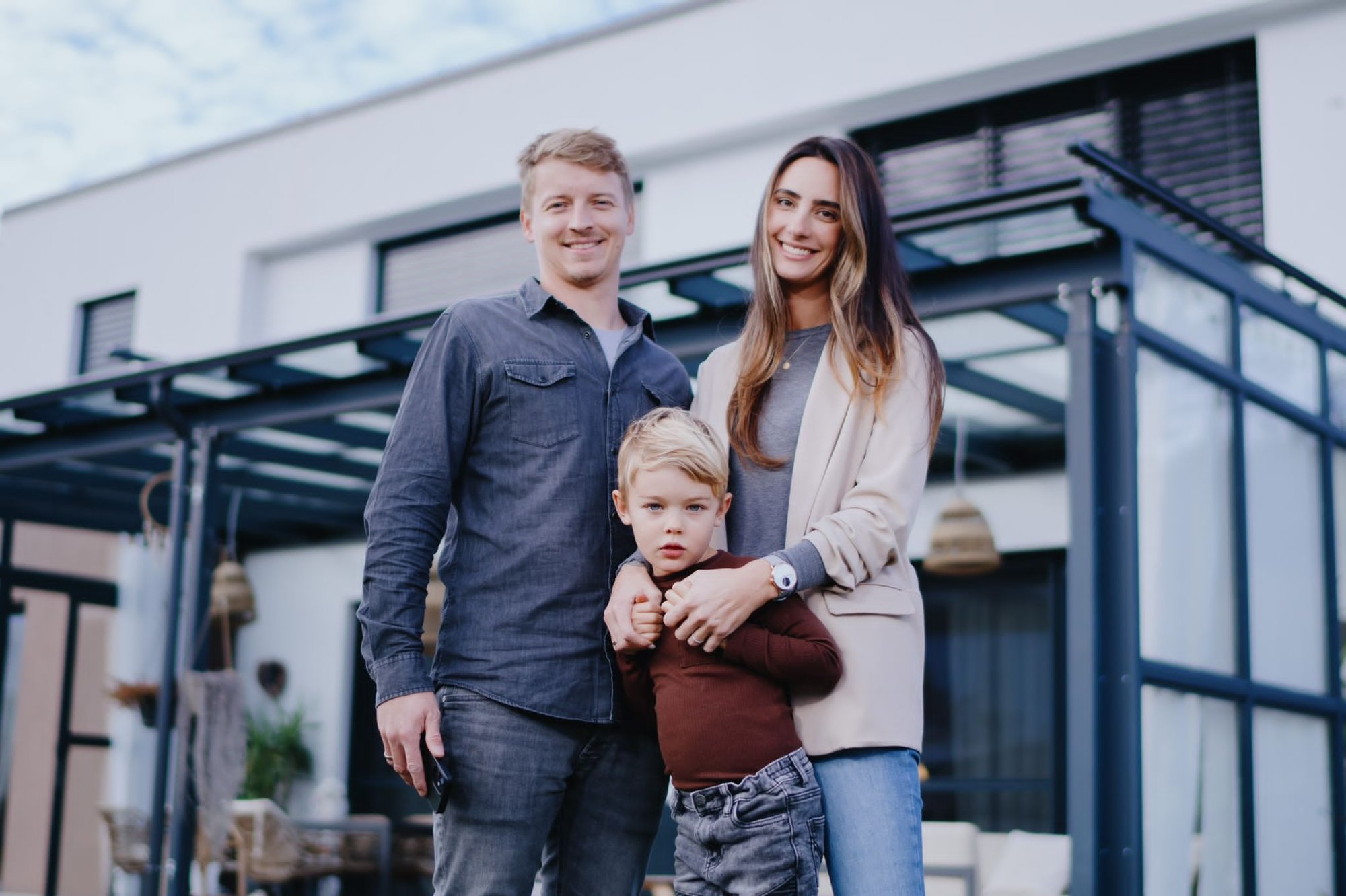 Familie mit finanzierter PV-Anlage