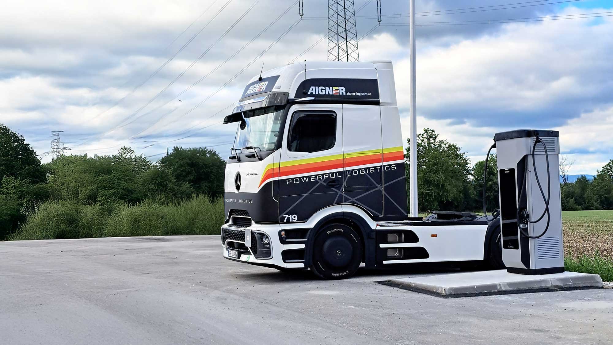 Aigner-Powerful-Logistics_e-LKW_Ladestation_Parkplatz_v4_web