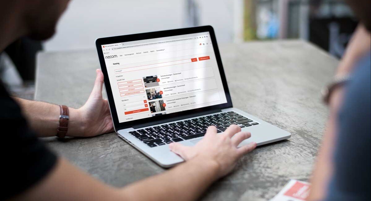 Laptop-Mockup_neoom-Academy_800h
