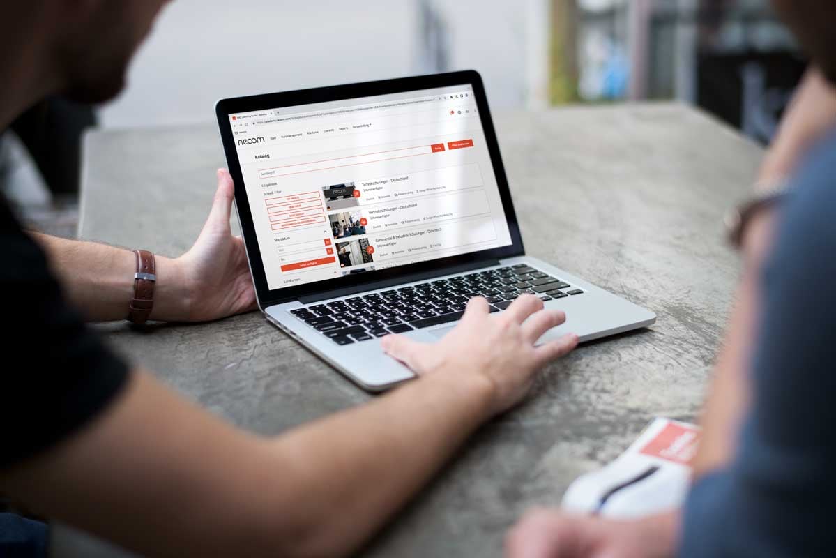 Laptop-Mockup_neoom-Academy_800h
