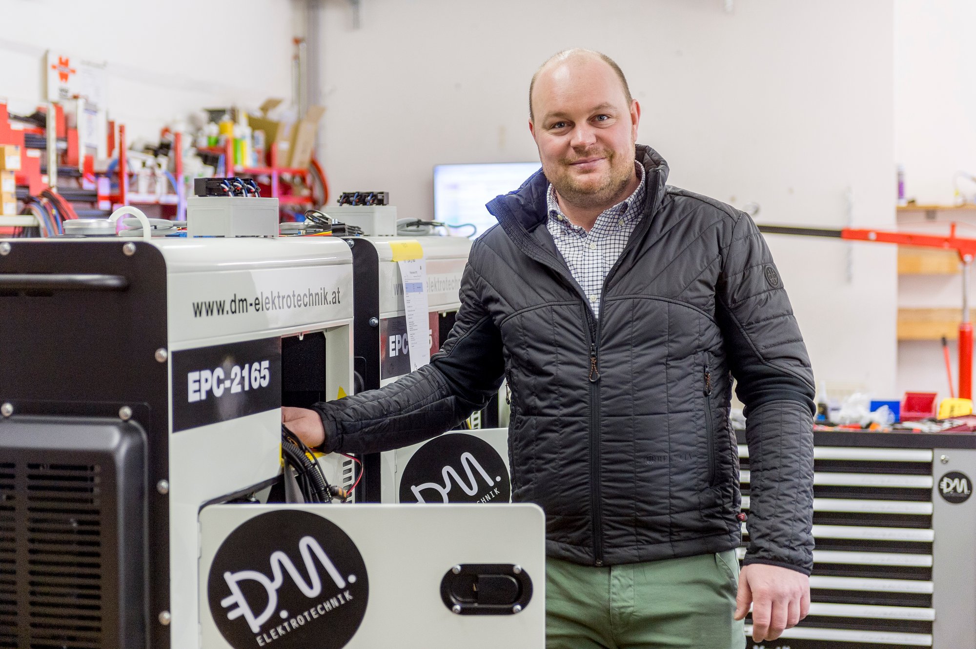 DM Elektrotechnik Geschäftsführer Dietmar Mitterlehner mit seinem EPC-2165