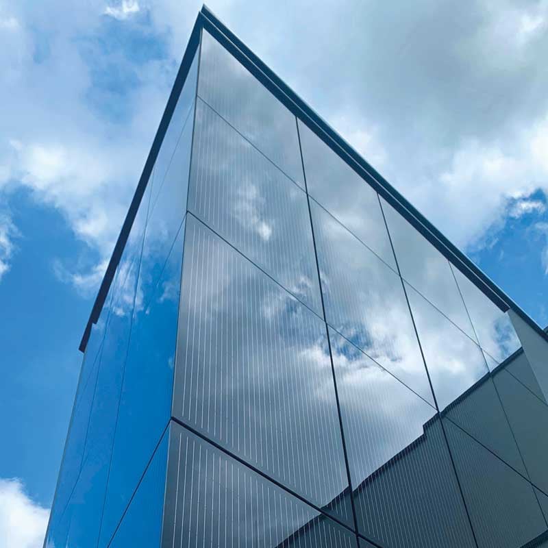 Firmengebäude mit Photovoltaikfassade