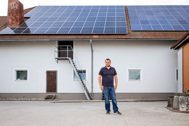 Landwirt Christoph Gallner mit PV-Anlage am Hof
